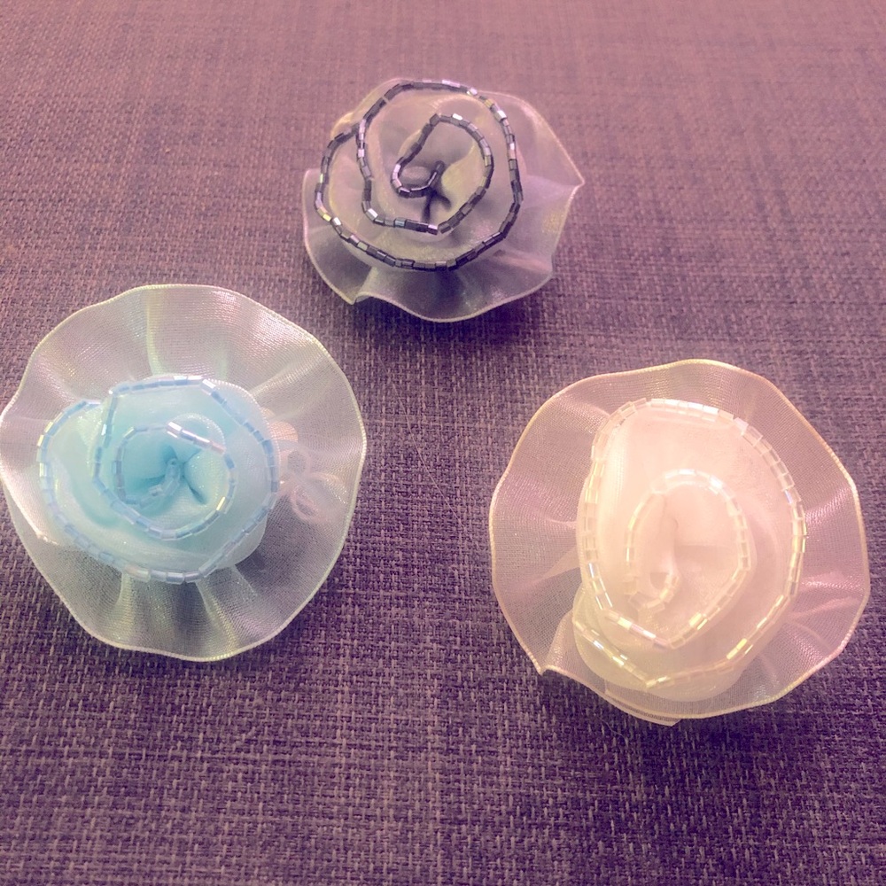 β΄οΈ FREE with Purchase - New Flower Brooch Pins - Blue/Black/White